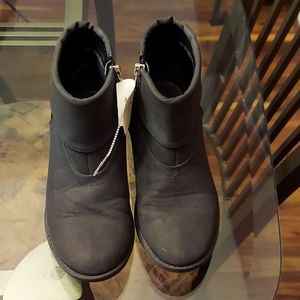 Girl's Reaction Kenneth Cole boota